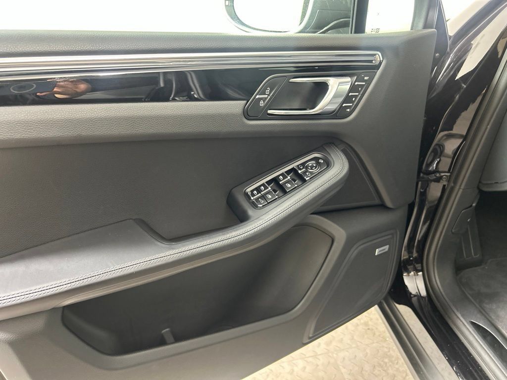 Certified 2026 Porsche Macan Turbo AWD/4WD image 21