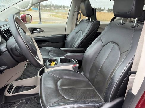 Used 2019 Chrysler Pacifica Limited w/ Tire & Wheel Group image 4