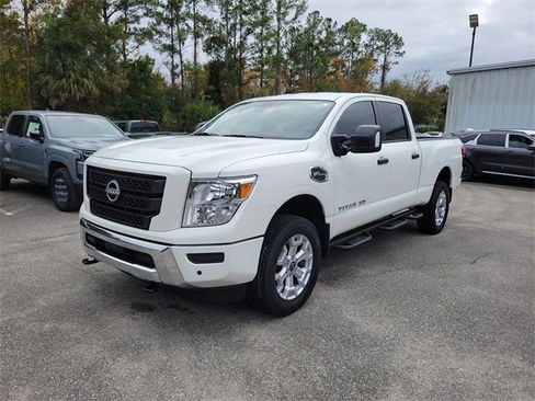 Used 2024 Nissan Titan SV w/ SV Convenience Package image 4