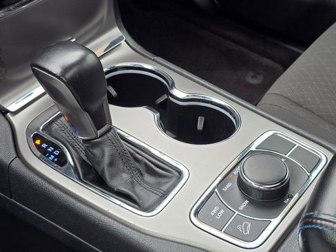 Used 2019 Jeep Grand Cherokee Laredo AWD/4WD image 25