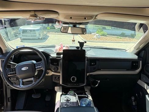 Used 2024 Ford Expedition Platinum image 17