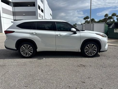 Used 2022 Toyota Highlander Platinum FWD image 2