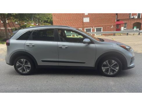 Used 2019 Kia Niro EX w/ Cold Weather Package 2.0 FWD image 3