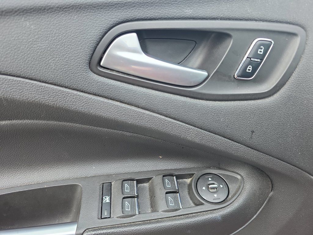 Used 2016 Ford C-MAX Energi SEL w/ Equipment Group 302A FWD image 18