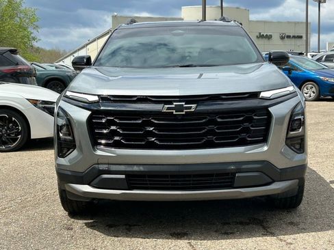 Used 2025 Chevrolet Equinox LT w/ Convenience Package II image 2