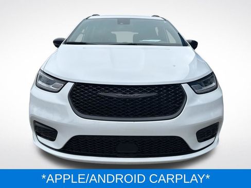 Used 2025 Chrysler Pacifica Limited image 4