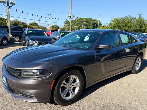 Used 2020 Dodge Charger SXT w/ Leather Interior Group RWD image 11