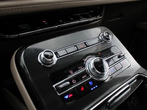 Used 2023 Lincoln Nautilus Reserve AWD/4WD image 17
