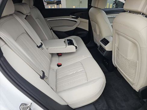 Used 2024 Audi Q8 e-tron Premium Plus image 6