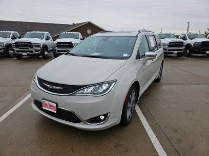 Used 2017 Chrysler Pacifica Limited w/ Advanced Safetytec Group
