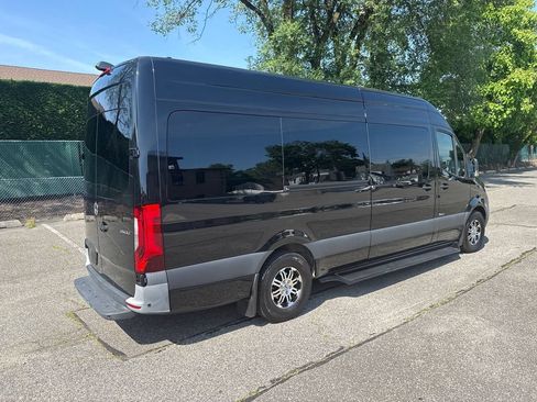 Used 2021 Mercedes-Benz Sprinter 2500 w/ Windows All Around Package image 9