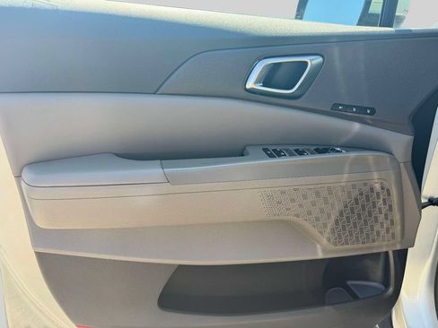 Used 2025 Kia Carnival EX FWD image 15