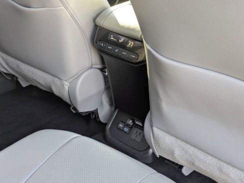 Used 2022 Toyota Highlander Limited image 34