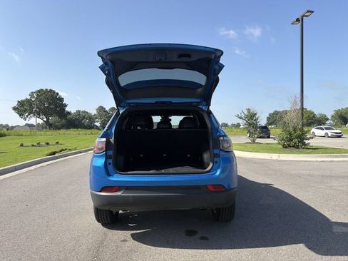 Used 2024 Jeep Compass Latitude AWD/4WD image 17