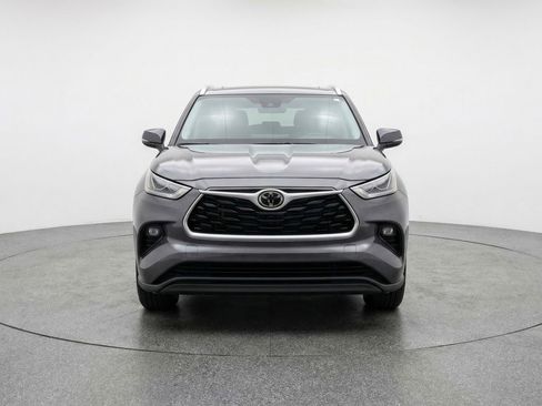 Used 2025 Toyota Highlander LE FWD image 2