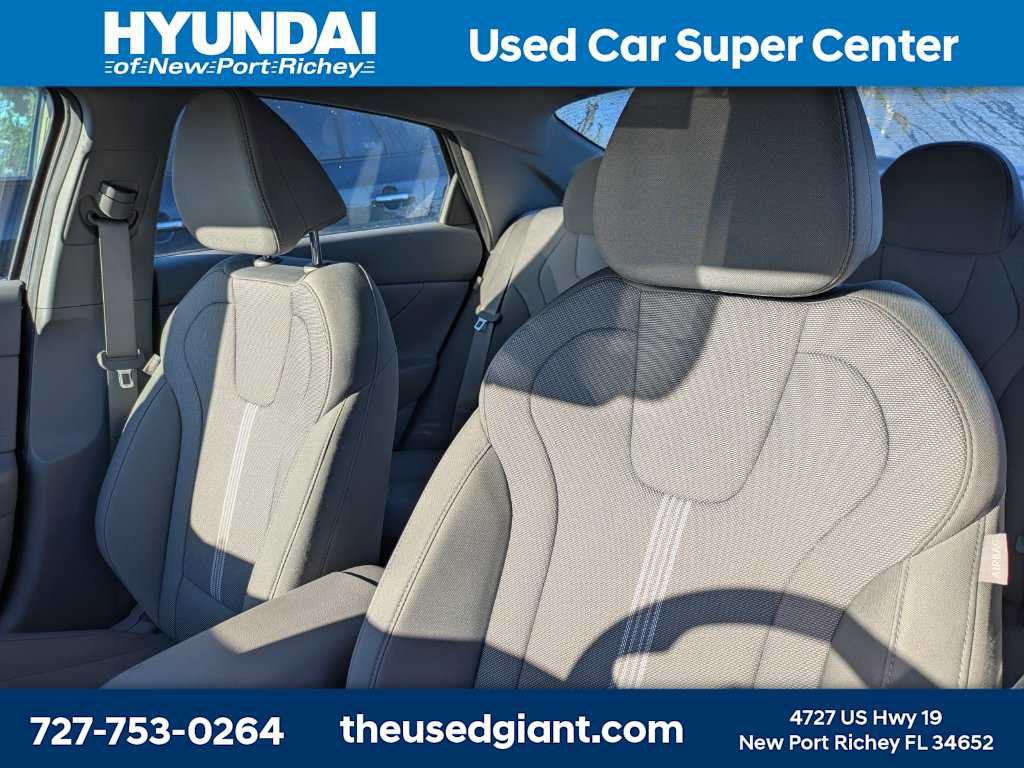 Used 2025 Hyundai Elantra SE FWD image 3
