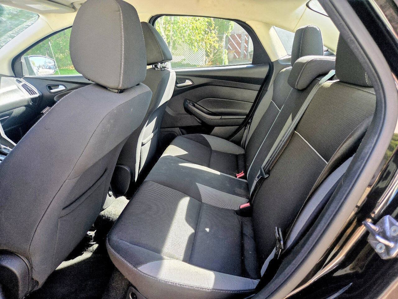 Used 2013 Ford Focus SE w/ SE Winter Pkg FWD image 10