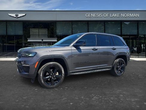 Used 2024 Jeep Grand Cherokee Limited w/ Black Appearance Package AWD/4WD image 1