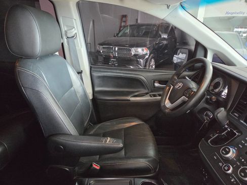Used 2015 Toyota Sienna SE image 31