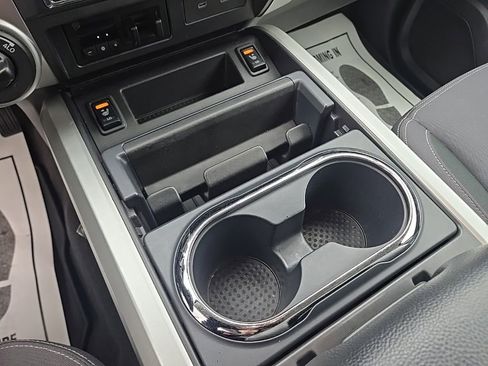 Used 2021 Nissan Titan SV w/ SV Convenience Package image 28