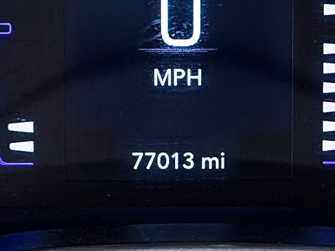 Used 2023 Chrysler Voyager LX image 30