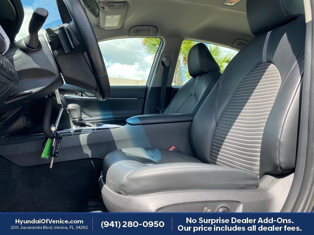 Used 2018 Toyota Camry SE FWD image 2