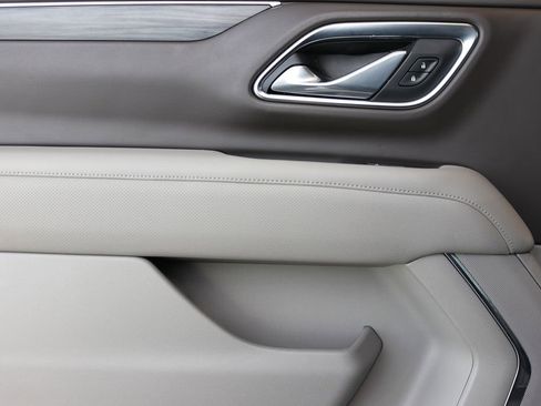 Used 2021 GMC Yukon XL SLT w/ SLT Premium Package image 27