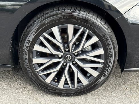 Used 2025 Nissan Altima 2.5 SV FWD image 11
