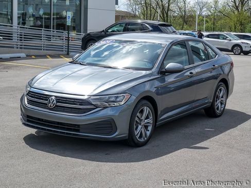 Used 2024 Volkswagen Jetta SE FWD image 3