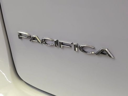 Used 2023 Chrysler Pacifica Touring-L FWD image 32
