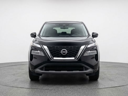 Used 2025 Nissan Rogue SV image 2