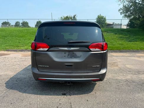 Used 2018 Chrysler Pacifica Limited FWD image 5