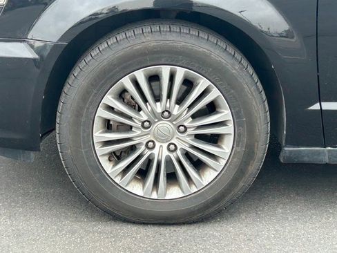 Used 2014 Chrysler Town & Country Touring-L w/ Driver Convenience Group image 11