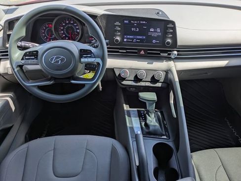 Used 2022 Hyundai Elantra SE FWD image 14
