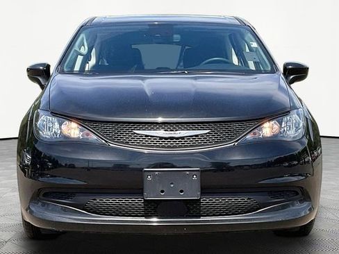 Used 2023 Chrysler Voyager LX FWD image 2