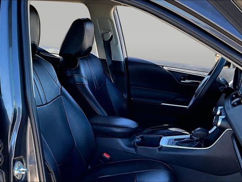 Used 2022 Toyota RAV4 XLE image 7