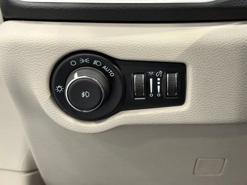 Used 2024 Chrysler Pacifica Touring-L FWD image 15
