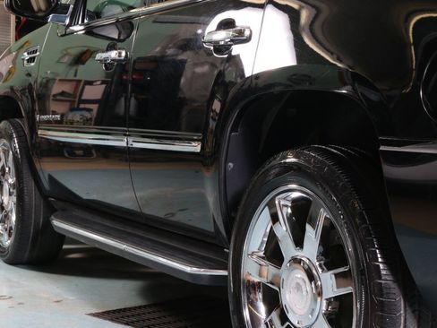 Used 2007 Cadillac Escalade AWD w/ Information Package image 23