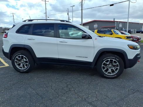 Used 2020 Jeep Cherokee Trailhawk image 2