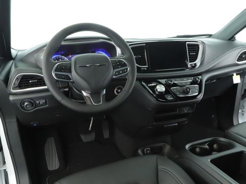 New 2026 Chrysler Pacifica Select image 2