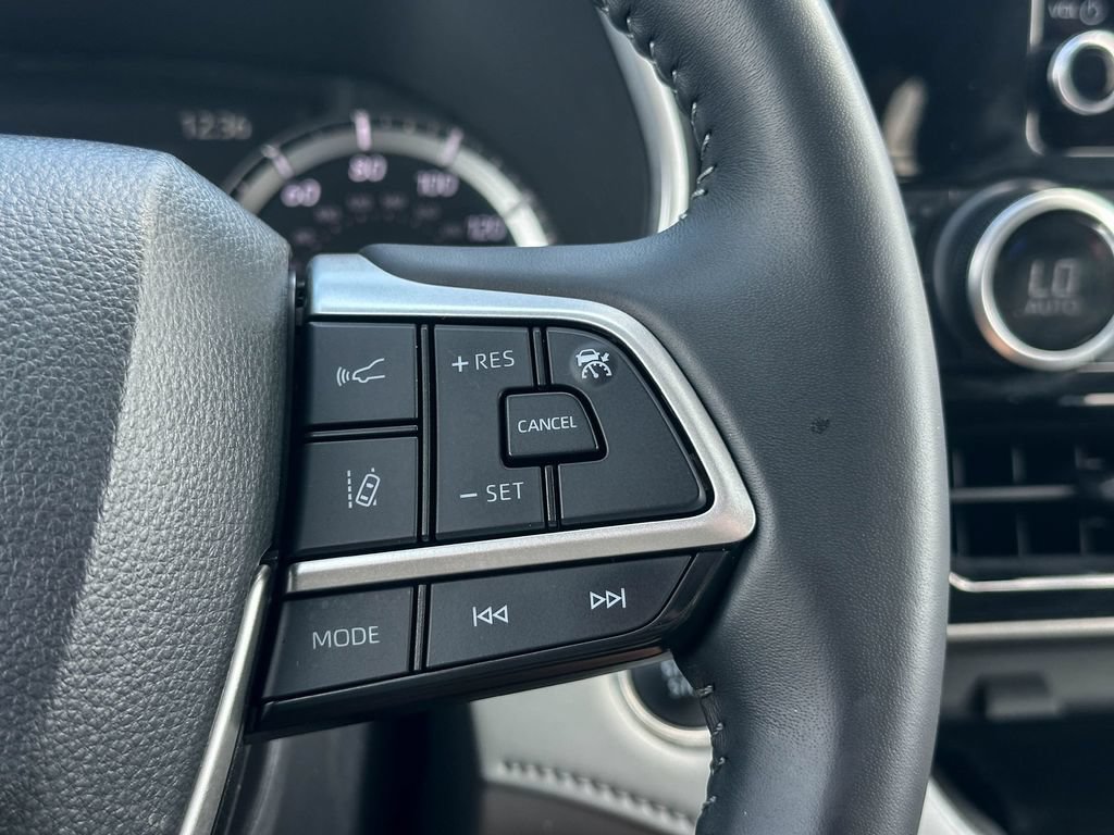 Certified 2025 Toyota Highlander XLE FWD image 32