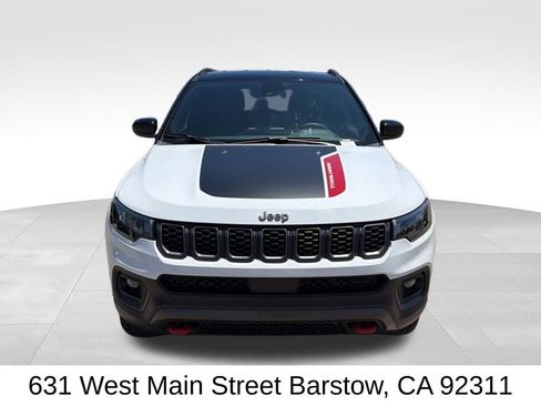Used 2025 Jeep Compass Trailhawk AWD/4WD image 2