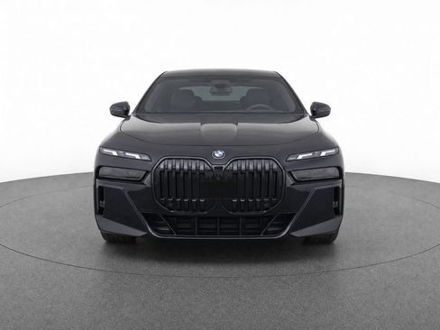 Used 2023 BMW 740i w/ Parking Assistance Package RWD image 8