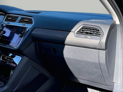 Used 2022 Volkswagen Tiguan SE w/ Panoramic Sunroof Package image 20