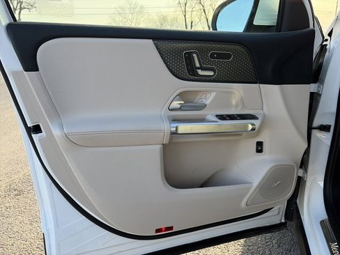 Used 2025 Mercedes-Benz GLB 250 4MATIC w/ Exclusive Package image 16