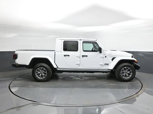 New 2025 Jeep Gladiator Sport AWD/4WD image 17