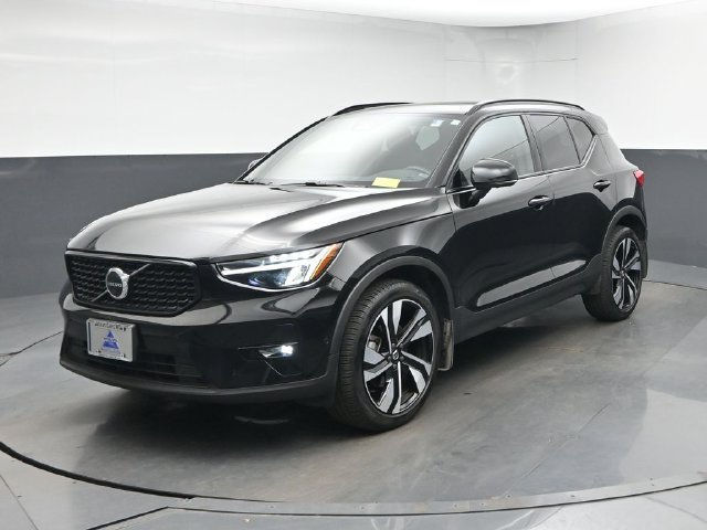 Used 2023 Volvo XC40 B5 Plus w/ Driver Assist Package AWD/4WD image 3