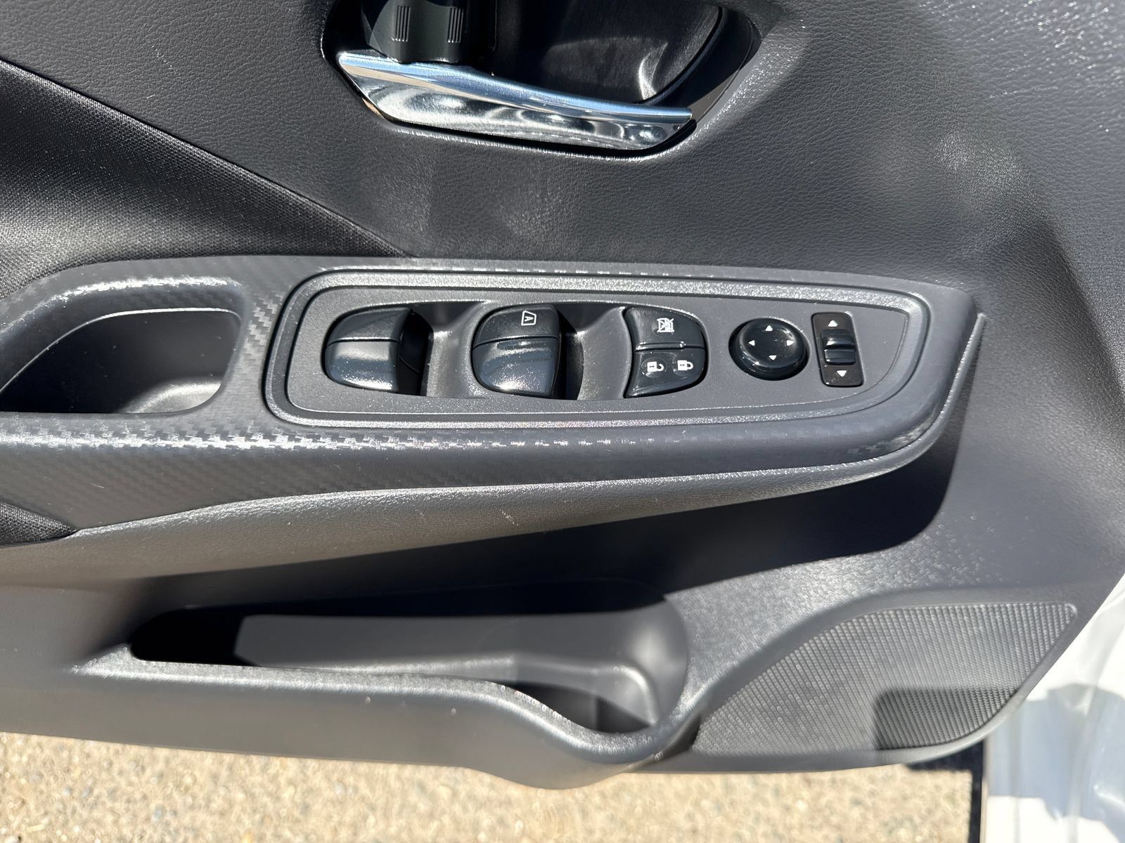 Used 2022 Nissan Versa SV FWD image 11
