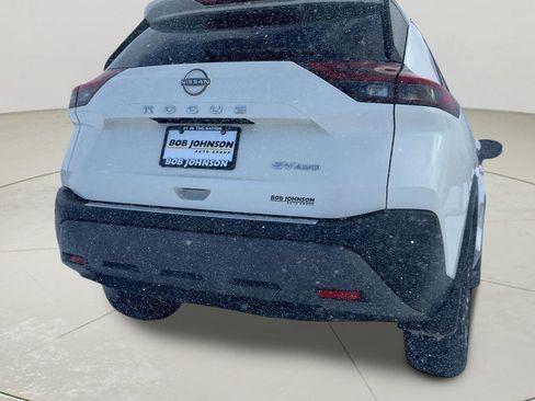 Used 2023 Nissan Rogue SV image 10