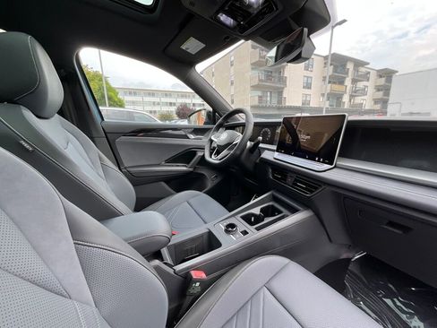 New 2025 Volkswagen Tiguan SE R-Line image 18